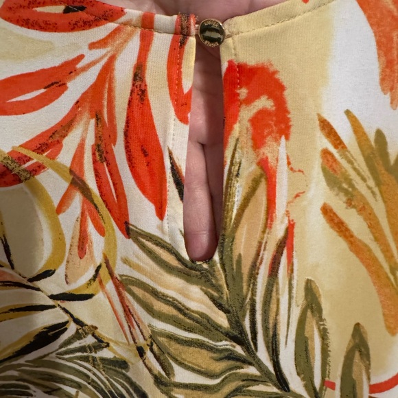 BEAUTIFUL  KASPER TROPICAL LEAF PRINT TOP w/NECKLINE DETAIL    MEDIUM  #S - Picture 3 of 6